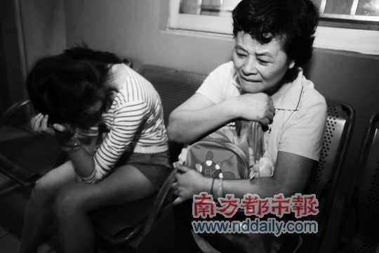 <p>    昨日，女童家屬在醫院悲痛萬分。南都記者霍健斌 攝<br /></p>