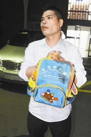 3歲女童跌落校車身亡 老師稱其擅開車門所致 3歲女童跌落校車身亡 老師稱其擅開車門所致