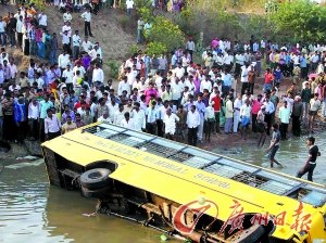 印度校車事故多部分因路況差 上學之路充滿艱險