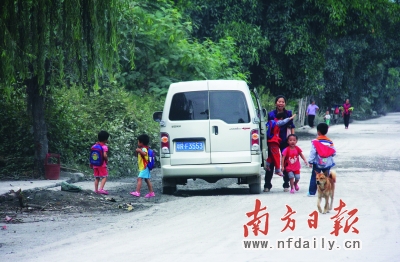 偏遠鄉鎮幼兒園校車普遍超載 小孩擠一點比較安全?