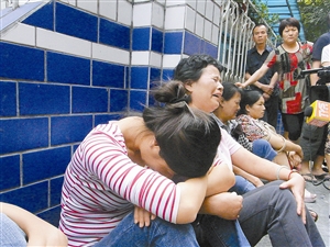 3歲女孩摔下校車身亡 家屬齊聚幼兒園討說法 3歲女孩摔下校車身亡 家屬齊聚幼兒園討說法