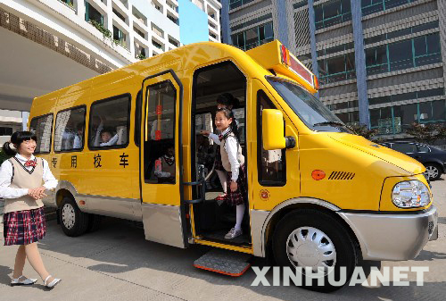 為“允許校車走公交車道”叫好