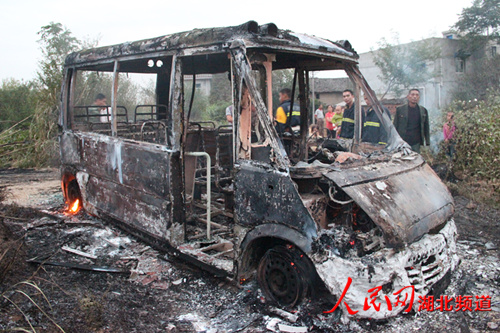 湖北一幼兒園校車送學(xué)生途中燒成空殼/ 湖北一幼兒園校車送學(xué)生途中燒成空殼