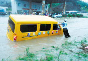 雙手撐起側(cè)傾校車 湖南美女交警榮記一等功
