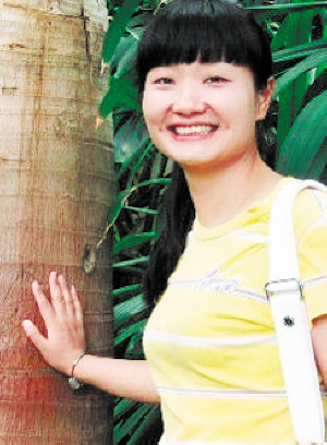 雙手撐起側(cè)傾校車 湖南美女交警榮記一等功