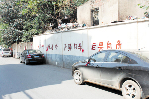 茶園坡路私車(chē)亂停 擁堵急壞校車(chē)司機(jī)