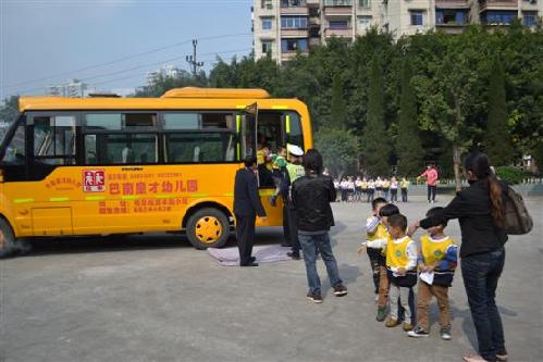 巴南:強化應急救援演練 保障校車運行安全 巴南:強化應急救援演練 保障校車運行安全