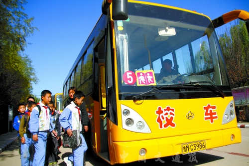 博興縣小學(xué)生喜乘“補(bǔ)貼校車” 博興縣小學(xué)生喜乘“補(bǔ)貼校車”
