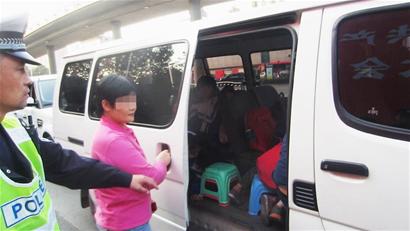 公安部出臺校車新規后成都擋獲首輛違法/ 公安部出臺校車新規后成都擋獲首輛違法