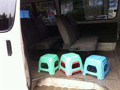 公安部出臺校車新規后成都擋獲首輛違法/ 公安部出臺校車新規后成都擋獲首輛違法