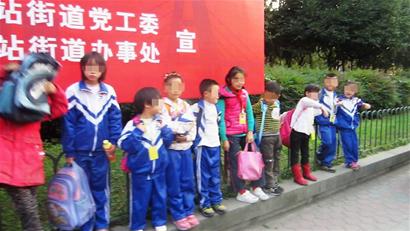 公安部出臺校車新規后成都擋獲首輛違法/ 公安部出臺校車新規后成都擋獲首輛違法