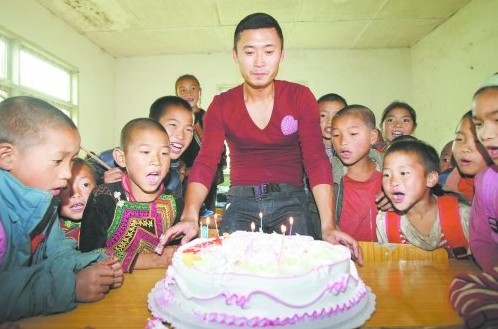 國(guó)腳高雷雷支教曝校車被征用 怒斥對(duì)中國(guó)失望 國(guó)腳高雷雷支教曝校車被征用 怒斥對(duì)中國(guó)失望