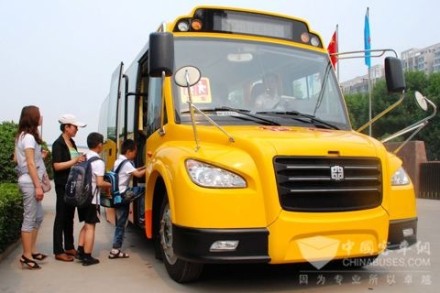 網曝成都新校車被政府征用