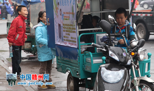 將三輪車改裝成“校車”隱患大 希望有關部門管管