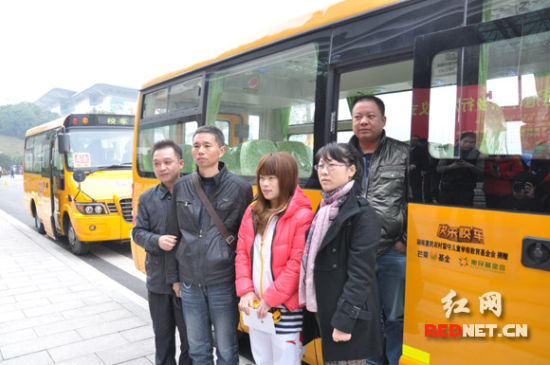 湖南“快樂校車”駛進湖南奧運冠軍母校 湖南“快樂校車”駛進湖南奧運冠軍母校