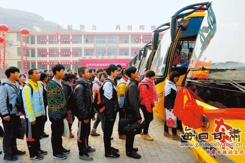 蘭州市七里河區校車安全工程發車儀式舉行/ 蘭州市七里河區校車安全工程發車儀式舉行(圖)