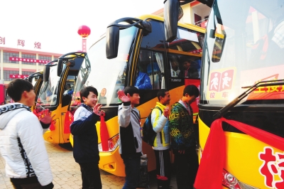 蘭州:七里河區17輛新校車運行/ 蘭州:七里河區17輛新校車運行