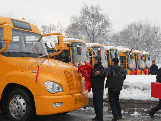 牟平35輛高標準校車啟動 86%以上學生村頭可乘車