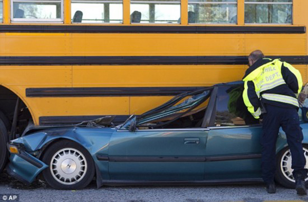 美轎車高速開進(jìn)校車底致車毀人亡/ 美轎車高速開進(jìn)校車底致車毀人亡
