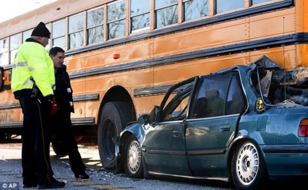 美轎車高速開進(jìn)校車底致車毀人亡/ 美轎車高速開進(jìn)校車底致車毀人亡