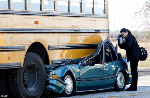 美轎車高速開進(jìn)校車底致車毀人亡/ 美轎車高速開進(jìn)校車底致車毀人亡