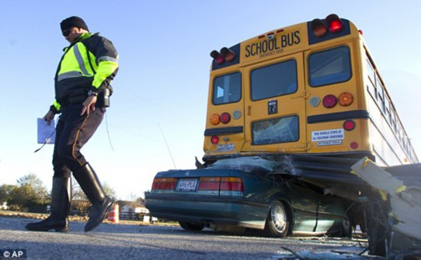美轎車高速開進(jìn)校車底致車毀人亡/ 美轎車高速開進(jìn)校車底致車毀人亡