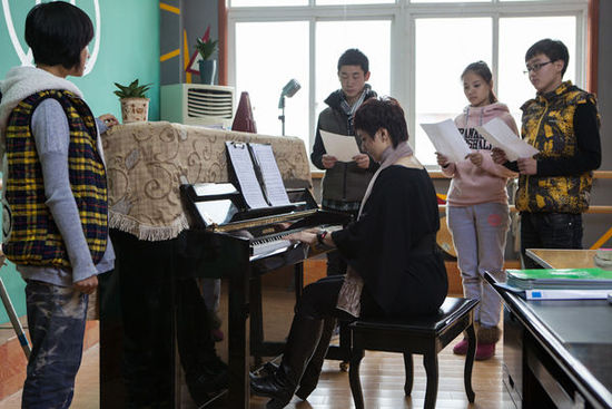 公益電影《校車》柯以敏現(xiàn)場改戲 導演豎大拇指 公益電影《校車》柯以敏為學生授課。