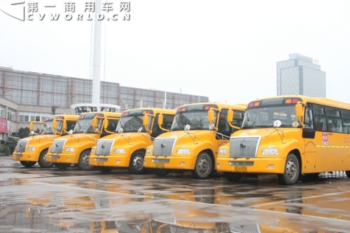 校車細則落實難 因無財政政策支持 一時間矛盾直指地方主管部門,而缺錢、缺司機、缺校車運營單位都被拿來做為理由,解釋給那些急壞了的、等著坐校車的孩子和家長。細則的“難產”也愁壞了準備在校車市場大展拳腳的校車生產廠家。