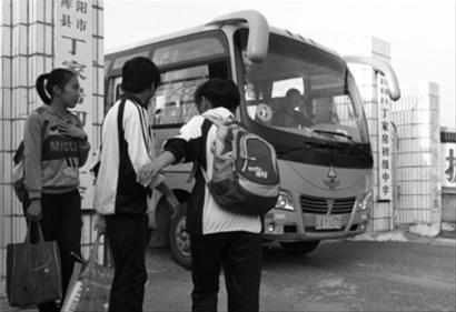 因牛群擋車引沖突 男子當街殺害校車司機夫婦 因牛群擋車引沖突男子當街殺害校車司機夫婦(圖)