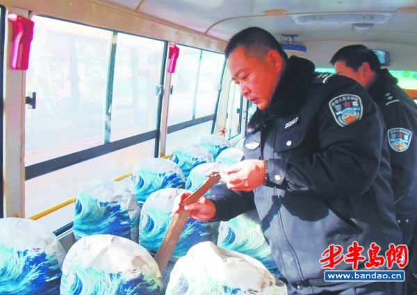 交警正在檢查校車內的安全帶是否有損壞。