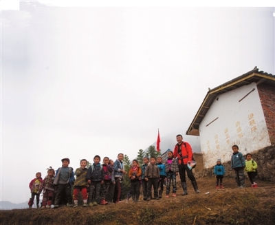 蓋學校買校車當老師 山區(qū)支教6年投入60萬 □蓋學校買校車當老師□山區(qū)支教6年投入60萬 國安老隊員灑愛山那邊