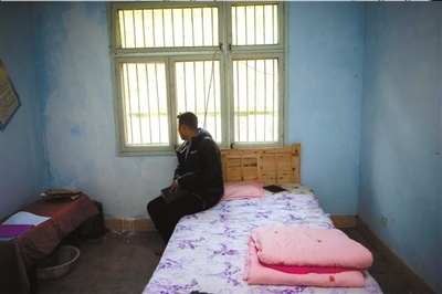 蓋學校買校車當老師 山區(qū)支教6年投入60萬 □蓋學校買校車當老師□山區(qū)支教6年投入60萬 國安老隊員灑愛山那邊