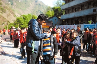 蓋學校買校車當老師 山區(qū)支教6年投入60萬 蓋學校買校車當老師 山區(qū)支教6年投入60萬