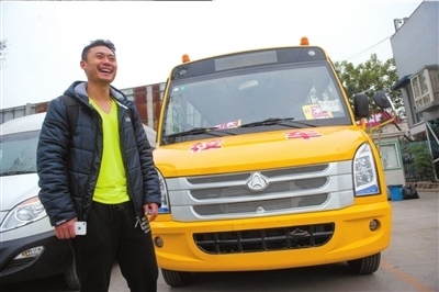 蓋學校買校車當老師 山區(qū)支教6年投入60萬 □蓋學校買校車當老師□山區(qū)支教6年投入60萬 國安老隊員灑愛山那邊