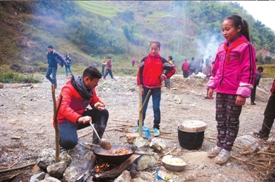 蓋學校買校車當老師 山區(qū)支教6年投入60萬 蓋學校買校車當老師 山區(qū)支教6年投入60萬
