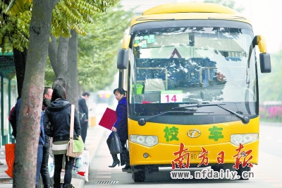 廣東校車已基本加裝GPS/ 昨日下午,一輛由大巴改裝而成的校車在深南大道運行。南都記者 趙炎雄 攝