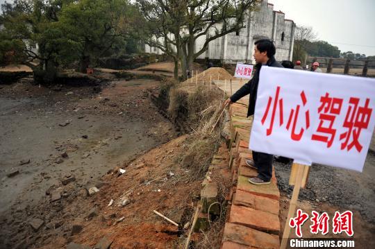 江西鷹潭警方否認校車事故中“民警只拍照不救人” 江西鷹潭警方否認校車事故中“民警只拍照不救人”