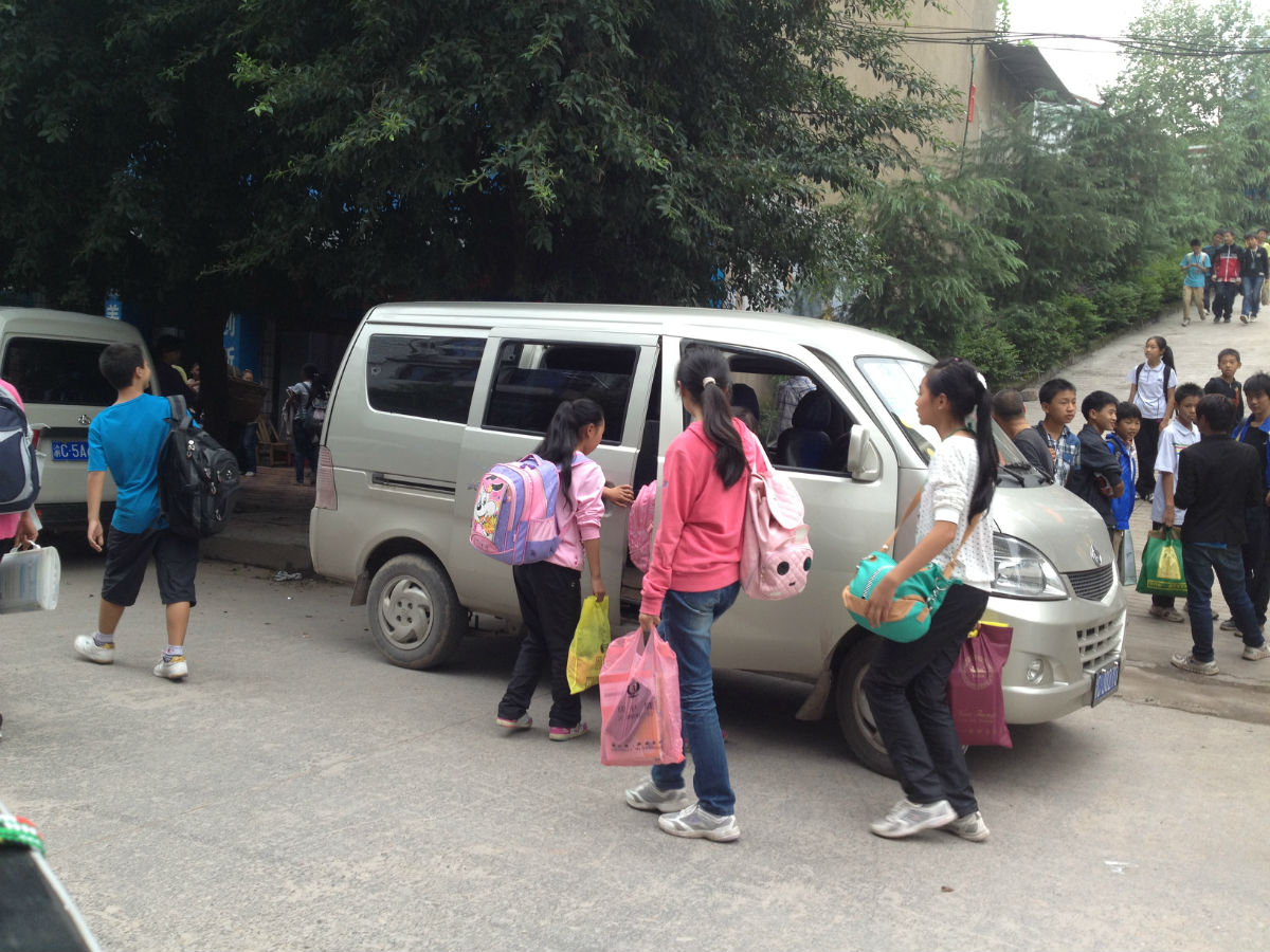 防止校車事故再發生:行動高于一切口頭許諾! 擁擠校車實拍圖