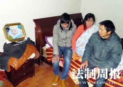 江西校車事故調查:正規(guī)學校臨近化工廠沒人愿去 這場事故令溺亡者童嘉偉的家人陷入悲痛之中。