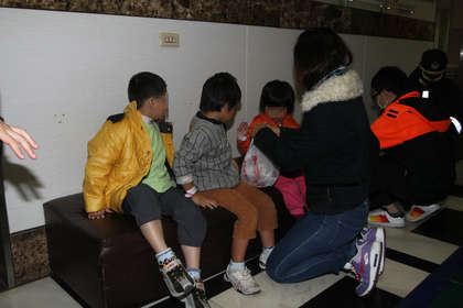 疑司機恍神肇禍 臺灣宜蘭校車撞樹7人受傷 