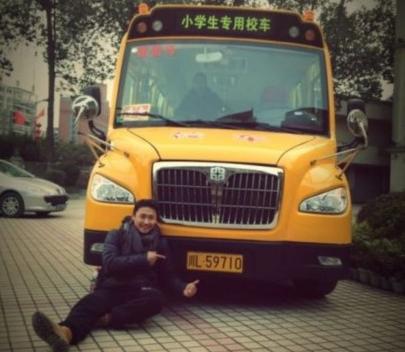 高雷雷支教校車終于到位 安全問題妥善解決(圖) 高雷雷支教校車終于到位 安全問題妥善解決(圖)