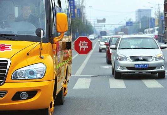 新交規元旦后實施 交警解讀避讓校車竅門 新交規元旦后實施 交警解讀避讓校車竅門