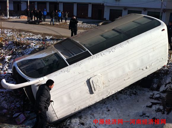 河南鄲城:一公交車充當校車發生側翻 IMG_1122_副本.jpg