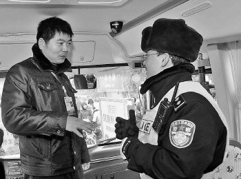 新規對校車管理要求嚴 車頂安警示燈司機要過六關 點擊瀏覽下一張