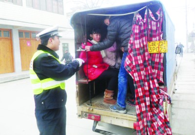 男子用摩托當(dāng)校車 塞進(jìn)14名學(xué)生(圖) 男子用摩托當(dāng)校車塞進(jìn)14名學(xué)生(圖)