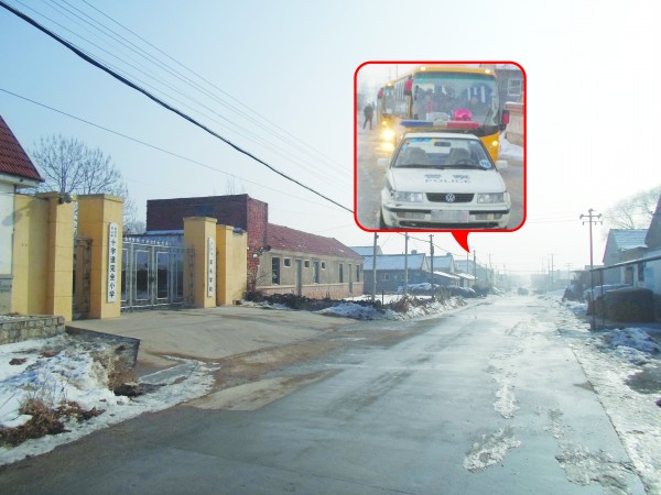 大圖：招遠齊山鎮十字道完全小學門外的水泥路只有4米寬。小圖：警車占道，后面的校車無法繼續行駛(圖片來自論壇)。