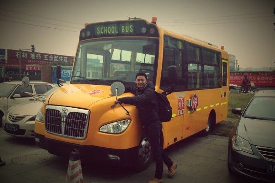 高雷雷花20萬為學(xué)生購校車:看到車到位激動(dòng)落淚/ 高雷雷花20萬為學(xué)生購校車:看到車到位激動(dòng)落淚