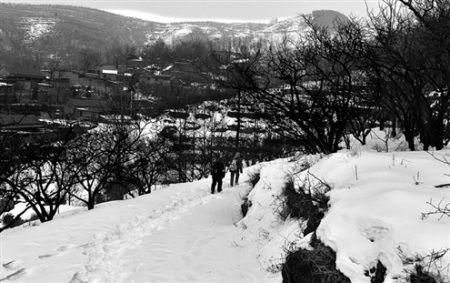 關注山村孩童上學路:無黑校車 女娃和山路博弈 關注山村孩童上學路:無黑校車 女娃和山路博弈