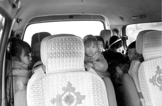 瘋狂校車核載7人卻塞22名幼兒 司機被罰2000元