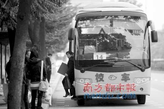 校車固定停靠 深圳可行否?(圖) 校車停靠點和學生安全引發各方關注。南都記者 趙炎雄 攝